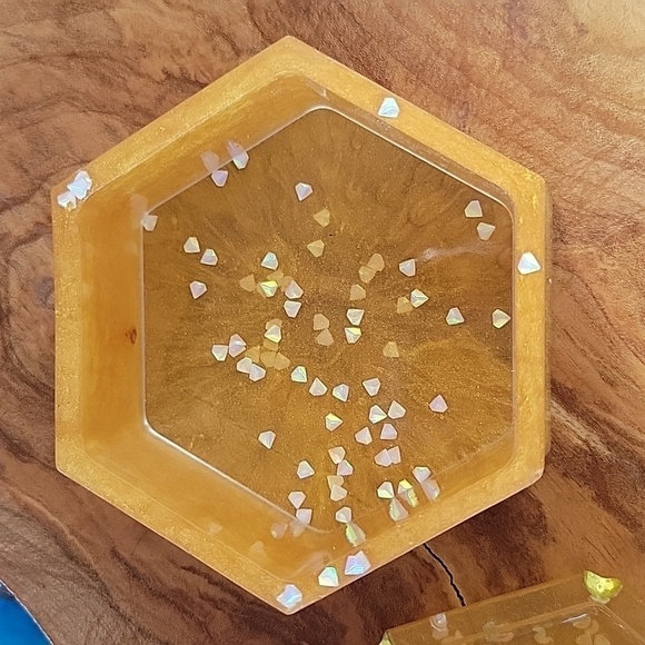 New Handmade Honeycomb Shape Yellow Resin Keepsake Dish With Wrapped Gift Box - Picture 5 of 10